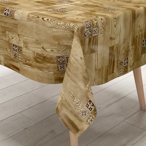 Könnte beinhalten: Eine braune und beige Tischdecke mit Holzmaserung und braunen Fliesenmustern. Die Tischdecke ist über einen Tisch mit Holzbeinen gelegt.