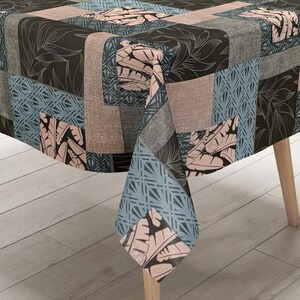 Könnte beinhalten: Eine blaue und braune Patchwork-Tischdecke mit tropischem Blattdesign. Die Tischdecke ist aus einem weichen, strapazierfähigen Stoff gefertigt und perfekt, um jedem Esstisch einen Hauch von Stil zu verleihen.