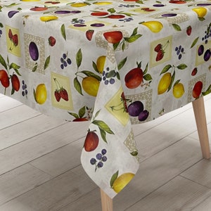 Peut inclure: Une nappe blanche avec un motif de fruits colorés. Le motif comprend des citrons, des fraises, des prunes et des myrtilles. La nappe est faite d'un matériau durable et est parfaite pour un usage quotidien.