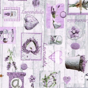 Puede incluir: Una tela con estampado floral blanco y morado con temática de lavanda. La tela presenta una variedad de imágenes, incluyendo flores de lavanda, corazones, frascos y botones. La tela también incluye la palabra "Lavendula" escrita en una fuente decorativa.