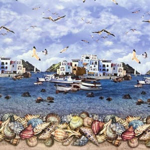 Peut inclure: Une bordure de coquillages colorés de formes et de tailles variées. Les coquillages sont disposés en rangée le long du bas de l'image. L'arrière-plan est une mer bleue avec un petit village au loin.