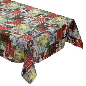Op de afbeelding: Een rood, groen en wit patchwork tafelkleed met een kerstthema. Het tafelkleed heeft verschillende feestelijke ontwerpen, waaronder sterren, dennenbomen en de kerstman.