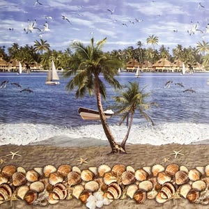 Peut inclure: Une scène de plage tropicale avec des palmiers, des voiliers et des coquillages. L'eau est bleue et le sable est blanc. Il y a des étoiles de mer et des coquillages sur la plage.