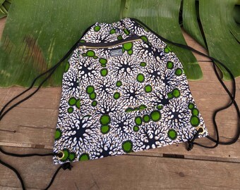 Kordelzugbeutel mit afrikanischem Aufdruck, natürliches Grün & Creme Design, handgefertigter Ankara Rucksack, Boho Beach Gym Schultasche, nachhaltige Mode