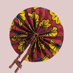 Abanico plegable con estampado africano rojo y amarillo, abanico de tela vibrante con asa de cuero, regalos y decoración afrocéntrica, hecho a mano en Ghana.
