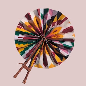 Abanico de mano de tela con estampado africano, plegable, Ankara, con asa de cuero, hecho a mano en Ghana.