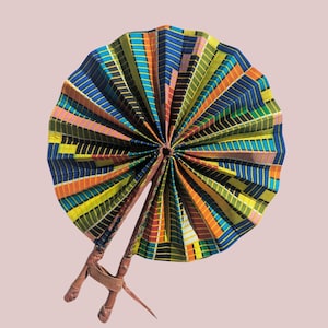 Abanico plegable con estampado africano colorido, de tela y asa de cuero, hecho en Ghana. Ideas de regalo afrocéntricas.