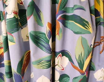 Paire de rideaux design imprimés de feuilles et de fleurs de Suède.