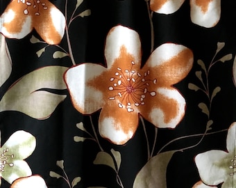 Ungebrauchtes Design Paar Gardinen mit wunderschönen großen orangen Blumen und schwarzem Hintergrund von JACOBSDAL Sweden.