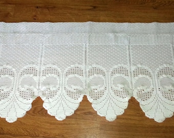 Rideau de cantonnière blanc crocheté à la main vintage bien fait en fil de coton de Suède des années 1970.