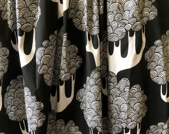 Puede incluir: Tela en blanco y negro con un patrón repetido de árboles estilizados. Los árboles tienen copas redondeadas y en capas y troncos alargados. El diseño es una impresión gráfica audaz, adecuada para la decoración del hogar o la ropa.
