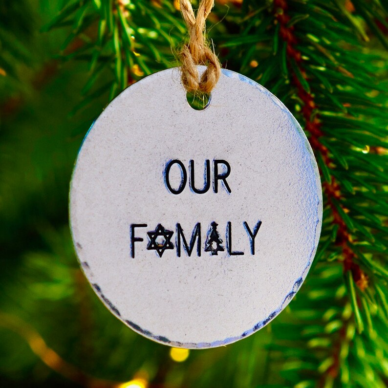 Może przedstawiać: Biała ozdoba ceramiczna z napisem "OUR FAMILY" i wzorem gwiazdy Dawida.