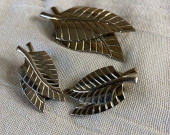 Leaf Brooch and Clip On Earring Jewelry Set Silver Tone Broach and Earrings Leaf Vintage Costume Jewelry Silver Leaf Shape Pin and Earrings