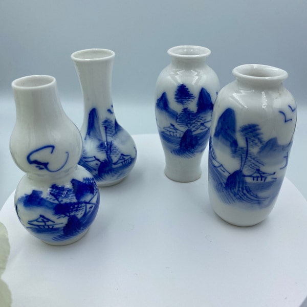 Porcelaine blanche miniature sur le thème asiatique avec scène de jardin bleue sur chaque ensemble de quatre mini vases vintage Petits vases en porcelaine Bud Vase Unique
