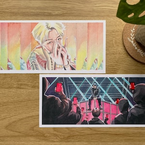 Può includere: Due acquerelli su cartoncino bianco. Il primo dipinto mostra una persona con i capelli biondi che si copre il viso con le mani. Il secondo dipinto mostra un gruppo di persone in una stanza buia con una persona in piedi al centro. Le persone stanno alzando i loro telefoni.