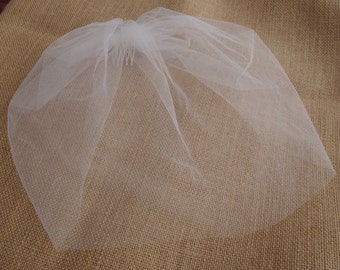 Peut inclure: Voile de mariée en tulle blanc avec un peigne. Le voile est doux et délicat, et il est parfait pour un mariage ou une autre occasion spéciale.