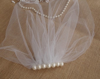 Peut inclure: Voile en tulle blanc avec une rangée de perles.