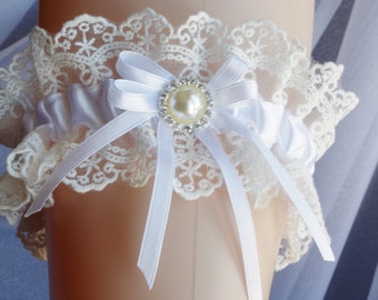 Ivory lace garter Wedding garter Bridal garter Rhinestone garter Crystal garter Toss garter Pearl garter Beads garter Keepsake garter gift