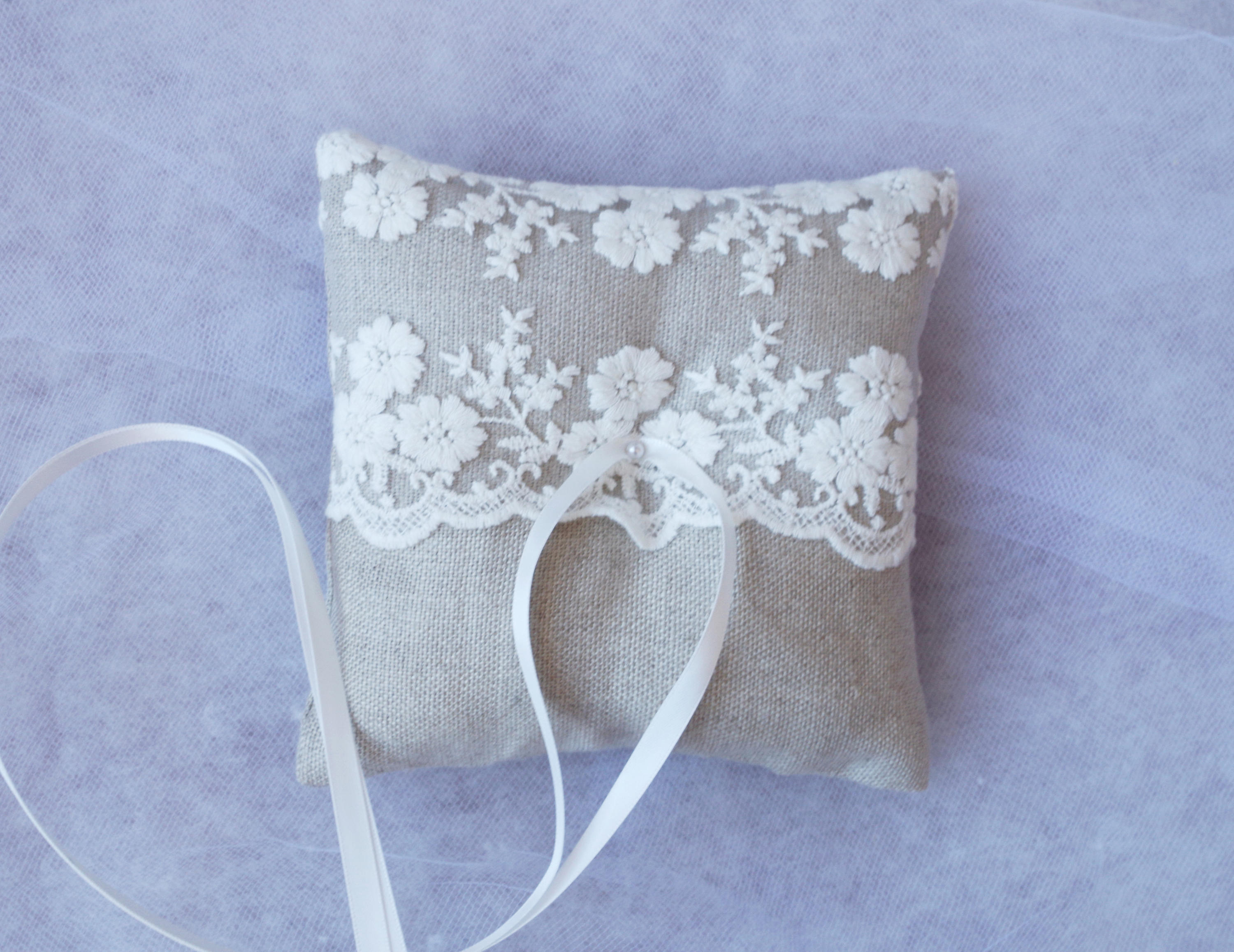 Coussin Porte-alliances – Cœur Strass Blanc Satin | Bluelans