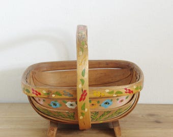 Cesto da giardinaggio vintage del Sussex con fiori dipinti a mano, in legno spaccato, stile giardino di campagna inglese.
