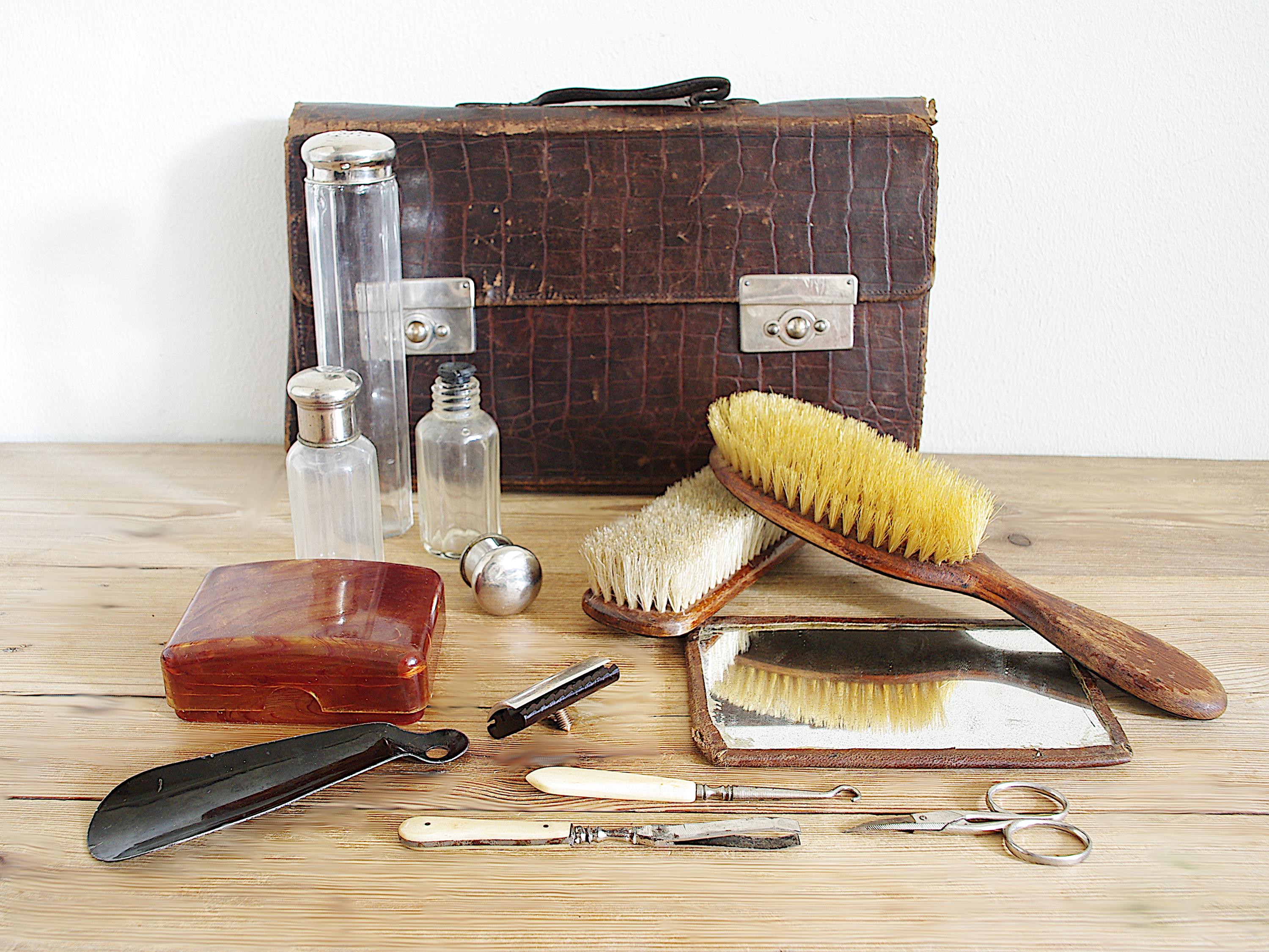 twasnight beforシリーズセット Vintage Antique Leather Grooming Toiletry Kit for Men, 1920s