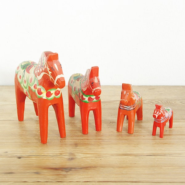 chevaux Dala en bois rouge vintage, art folklorique suédois, étiquette originale suédoise Nils Olsson, dalécarlien, décoration d'intérieur, sculpté à la main fait main