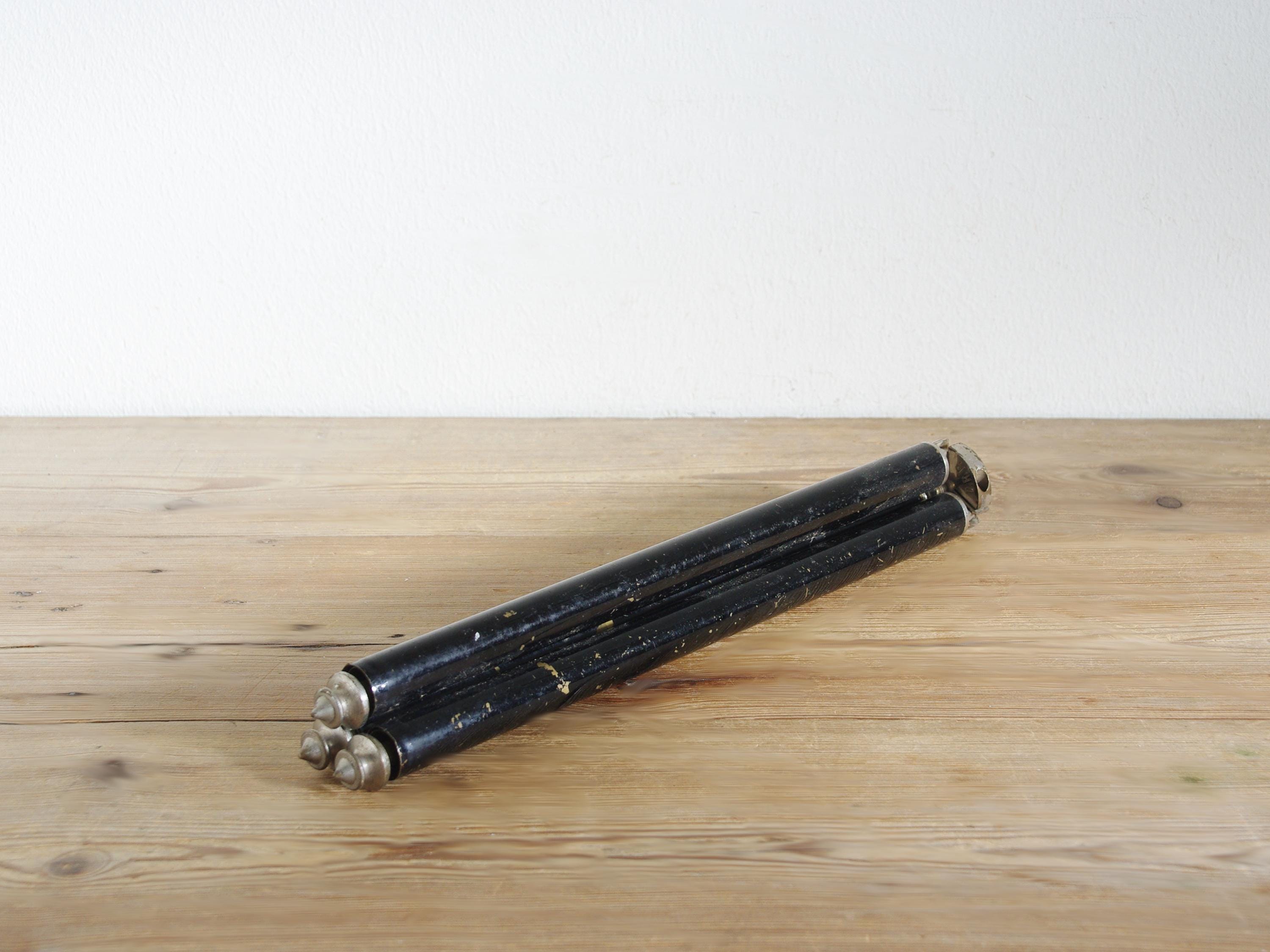 伸縮脚付きのヴィンテージカメラ三脚。真鍮製の脚でコンパクト。卓上