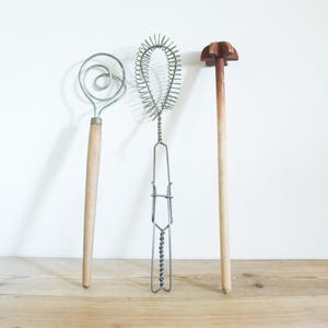 Vintage Set Küchenutensilien mit Schneebesen und Draht-Teigmischer, dänischer Teigmixer, Hackfleischmischer, Bauernhaus-Landhaus-Küchendekor