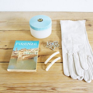 Vintage set met accessoires uit de jaren 50, leren handschoenen, Firenze-souvenirboek, haarspeldjes, broche met stenen, potje handcrème, kavel