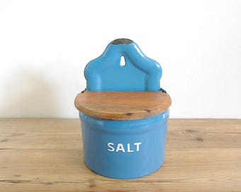 Salero o botellero antiguo de esmalte con tapa de madera, caja de cocina azul esmaltada, utensilios de cocina daneses, artículos de esmalte antiguos, recipiente de cocina