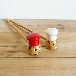 Vintage fun salt and pepper shakers in kitsch design with chefs, mid century modern, Scandinavian spice, table serving, gift for chef cook