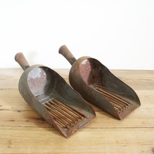 Pala o cucharón de metal vintage para cebollas o patatas, herramienta rústica primitiva para recoger, decoración de granja, objeto antiguo coleccionable simple.