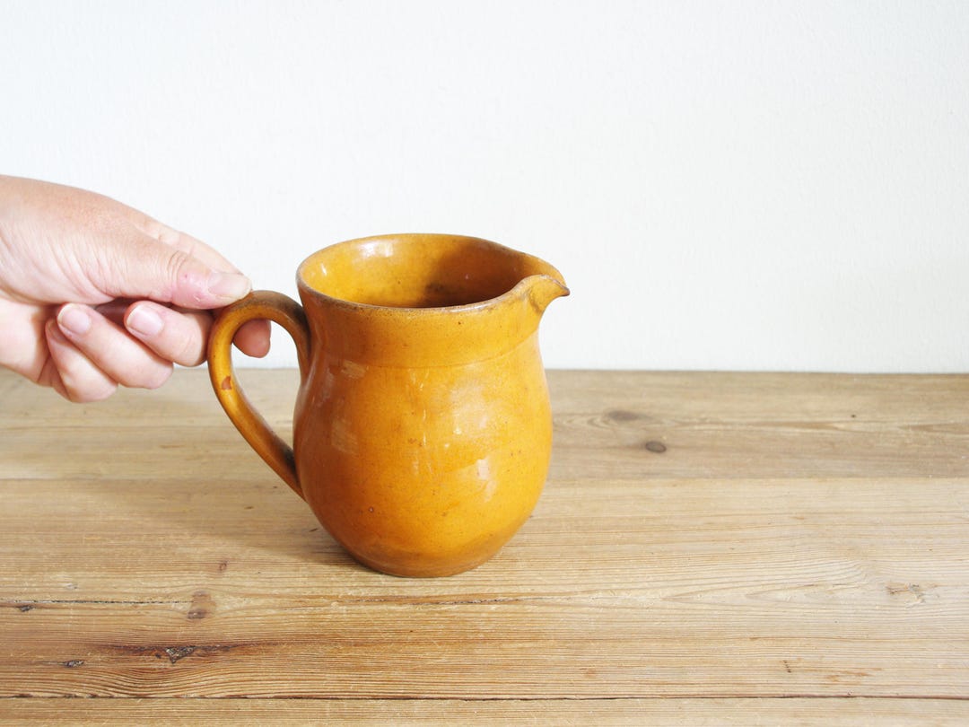 原始的なスタイルのヴィンテージの小さな粘土製のピッチャー