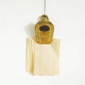 Clip de papel de pared de metal antiguo vintage, abrazadera de tono dorado para sujetar papeles, recibos, listas, M Myers & Son en forma de herradura, organizador de oficina,