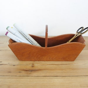 support vintage en teck avec compartiments, organisateur de bureau simple moderne du milieu du siècle, boîte divisée en bois ou fourre-tout, rangement MCM, knäckebröd