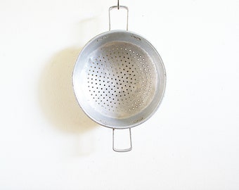 passoire en aluminium vintage avec poignées, passoire rustique ancienne, ustensiles de cuisine primitifs, cuisine de campagne ustensile de cuisine de ferme, cadeau pour cuisinier