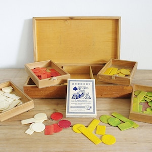 boîte en bois vintage avec pièces de jeu ou jetons, Lhombre ombre hombre, boîte à bijoux de rangement, fournitures de pièces de bijoux, boîte de jeu antique