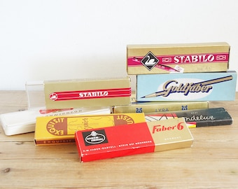 Vintage kavel van 8 pennenbakjes, kartonnen en plastic pennenetuis, coole voorraadopslag, industrieel kantoordecor, collectie oud briefpapier