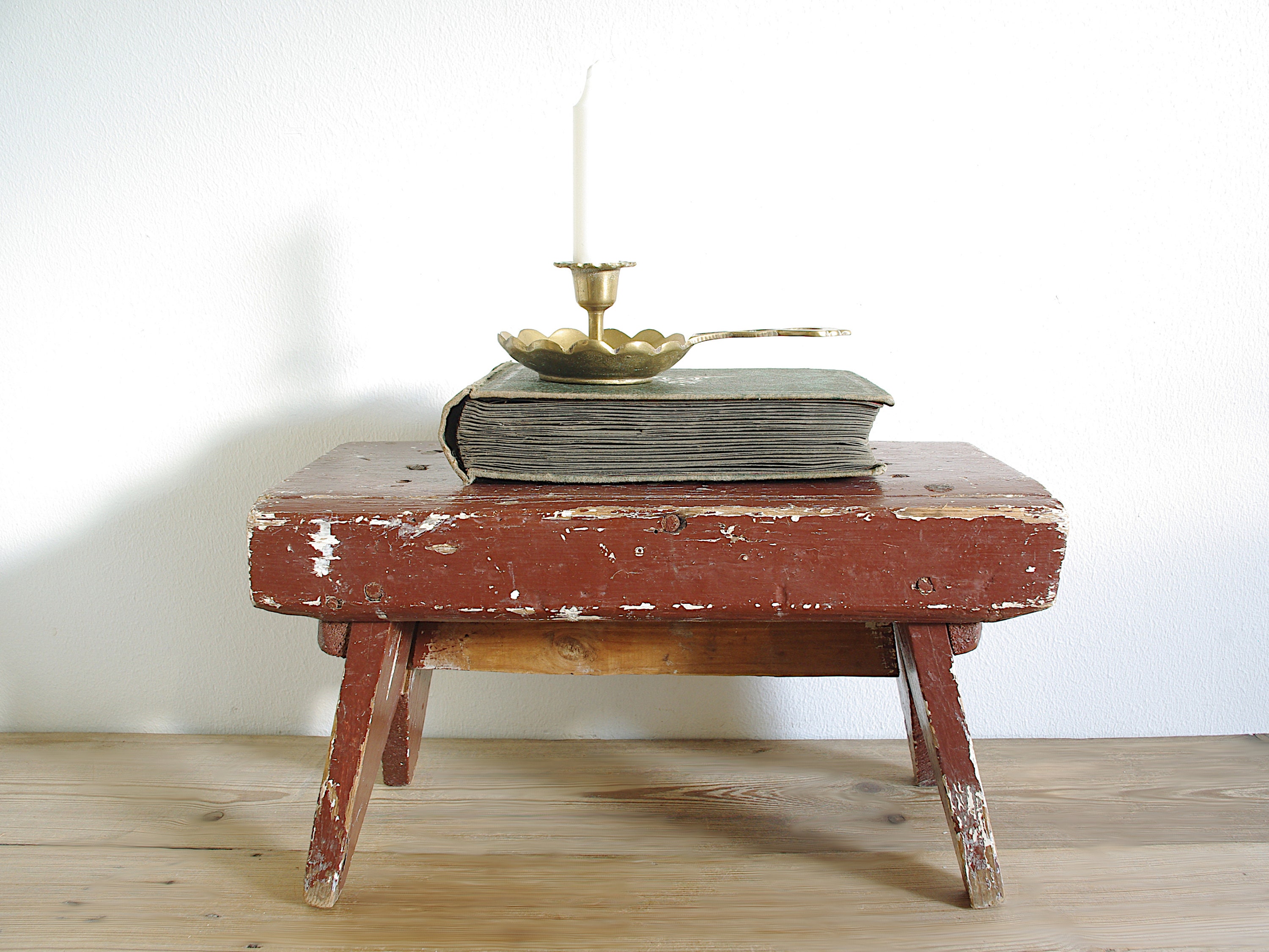 tabouret en bois vintage, tabouret de pied peint vert, rustique primitif, table chevet, décor d'affichage, ferme cuisine campagne, accessoire photo