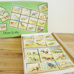 Vintage lottospel met afbeeldingen van dieren, fotospel voor kinderen, bijpassende bord- en kleurenillustraties, visuele bingokaarten, collage