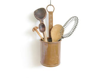 伸縮脚付きのヴィンテージカメラ三脚。真鍮製の脚でコンパクト。卓上