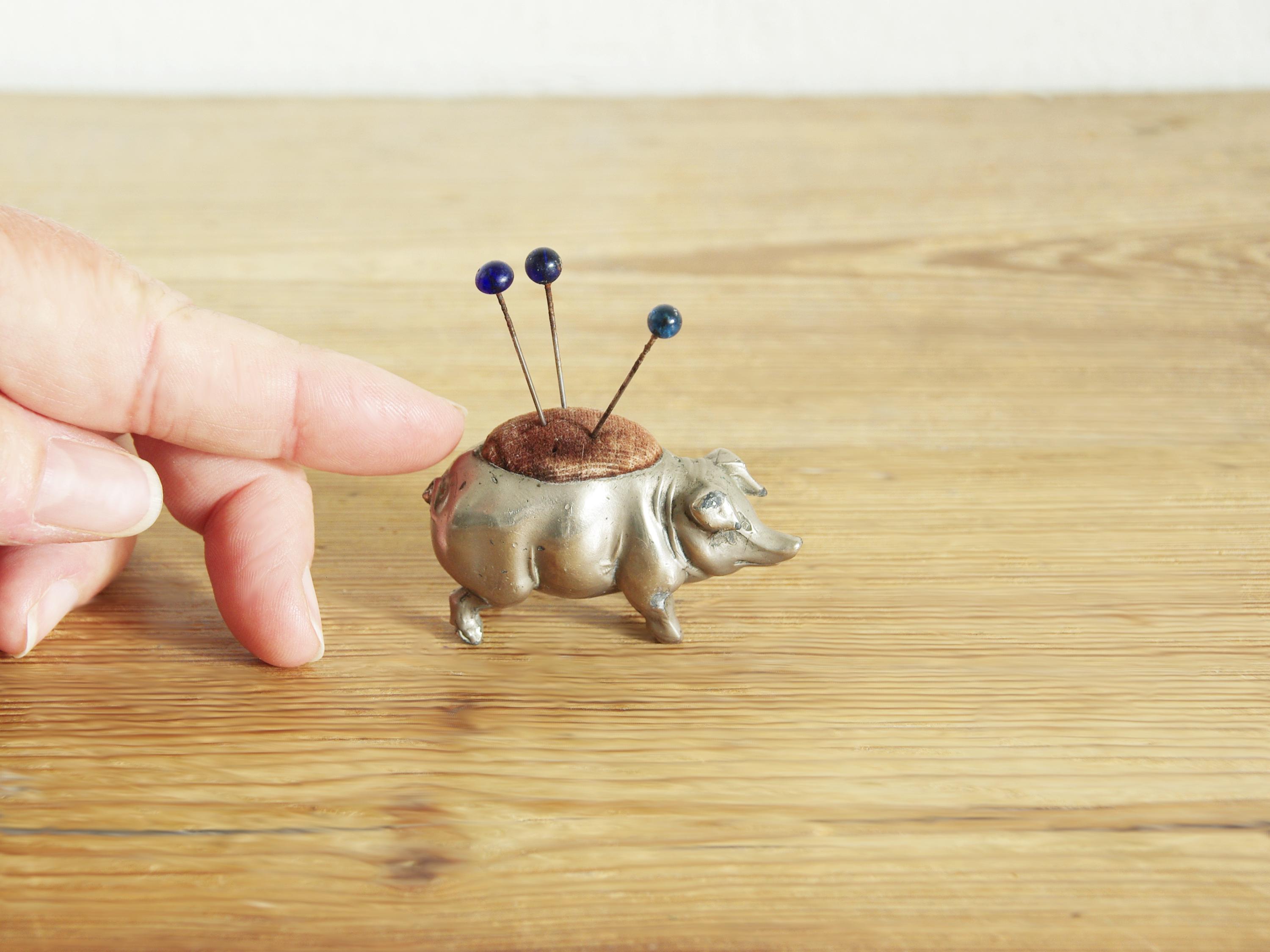 ガラスのヘッドピンが付いたヴィンテージアンティークピューター製豚の