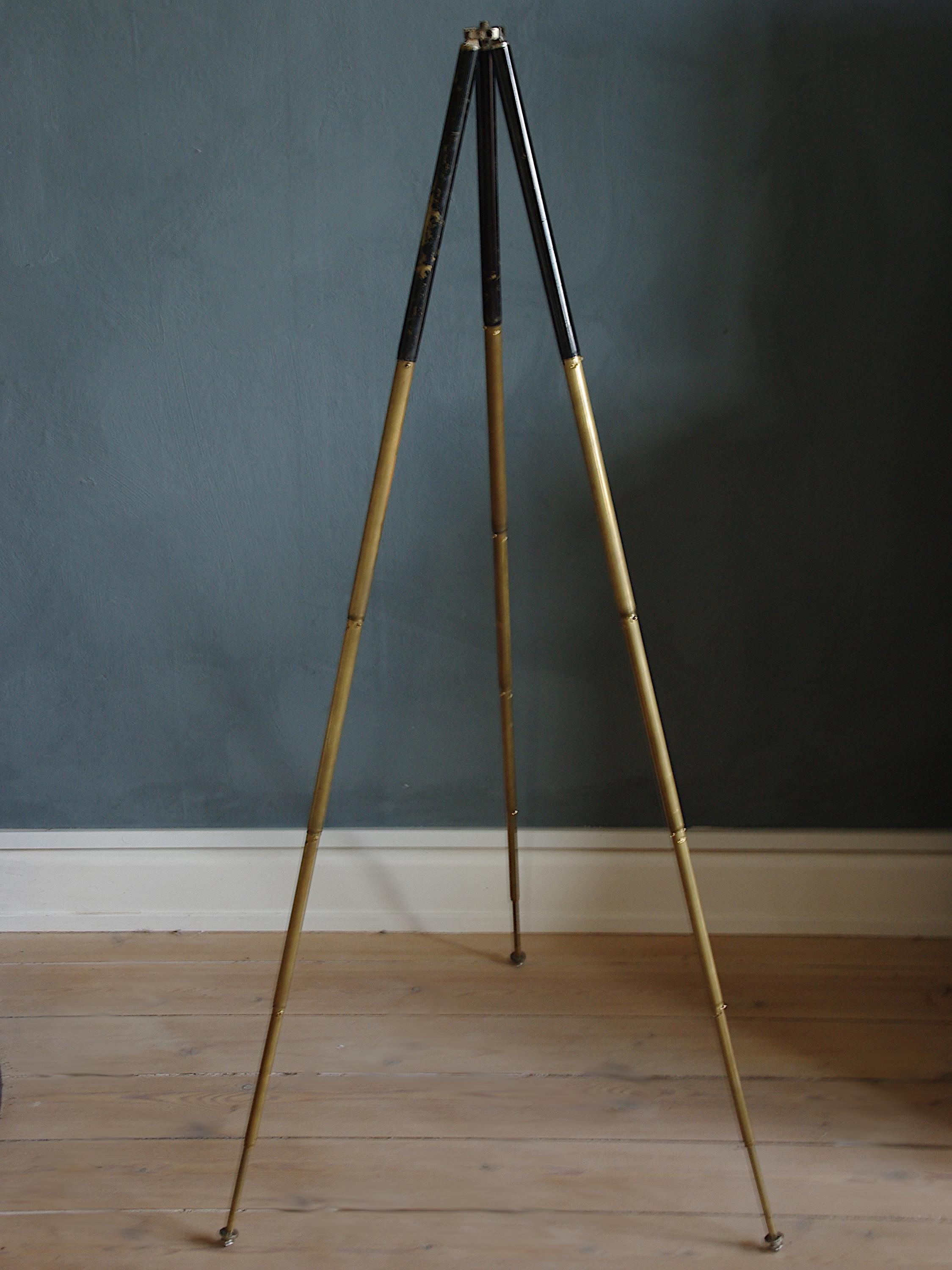 真鍮三脚 伸縮脚付きのヴィンテージカメラ三脚。真鍮製の脚でコンパクト。卓上