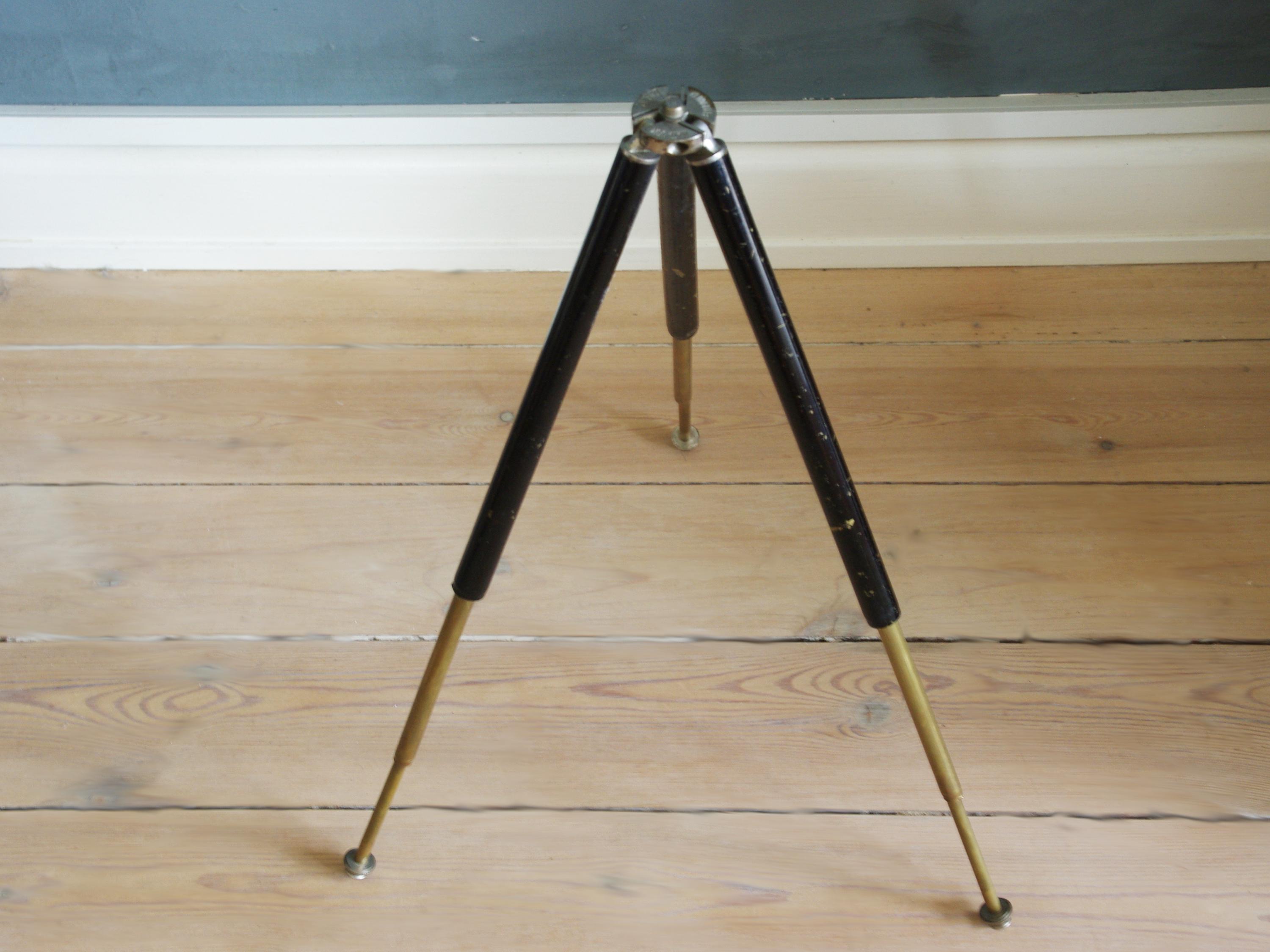 伸縮脚付きのヴィンテージカメラ三脚。真鍮製の脚でコンパクト。卓上
