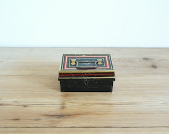 Vintage kleine Spardose oder Münzbank in Form einer Geldkassette, Geldkassette aus Metall, schwarze rustikale Aufbewahrung, Schreibtischorganisator, industrielles Büro