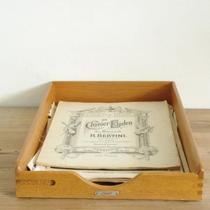 Vintage houten brievenbakje of bureauorganizer, dienblad voor briefpapier, mid-moderne stijlvolle inrichting voor kantoor aan huis, in-out lade, opslag voor dagboekpapier