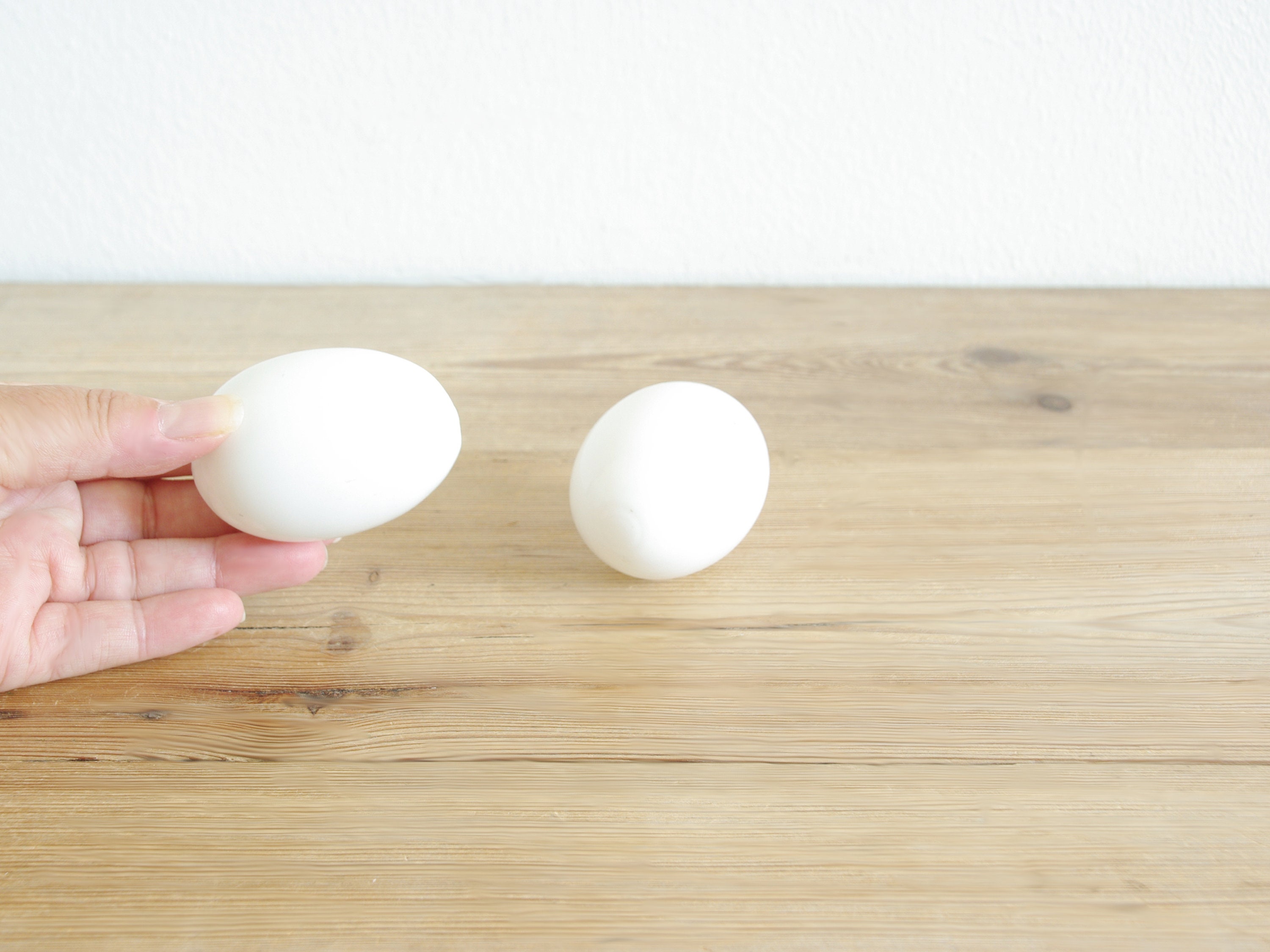 50 huevos falsos de plástico blanco y marrón, huevos de Pascua  artificiales, huevos de gallina realistas, huevo falso para niños,  manualidades