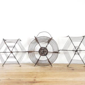 Sottopentola vintage in filo metallico, arte rustica da vagabondo, supporto per piante in fil de fer, sottobicchiere primitivo, decorazioni shabby chic per la cucina di campagna