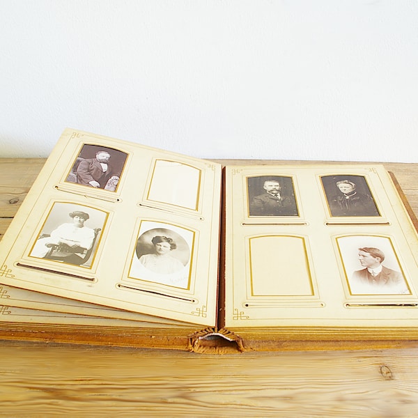 Vintage antikes Fotoalbum mit Fotos, Sammlung schwarz weiß sepia Fotografien Kabinett Karten, Kinder Männer Frauen, alte Zeiten Sammlerstück