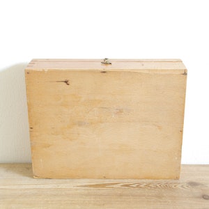 Vintage trälåda med lock, första hjälpen-kit från 40-talet, gammal rustik primitiv, förvaring av kontorsmaterial, skrivbordsorganisatör bild 5